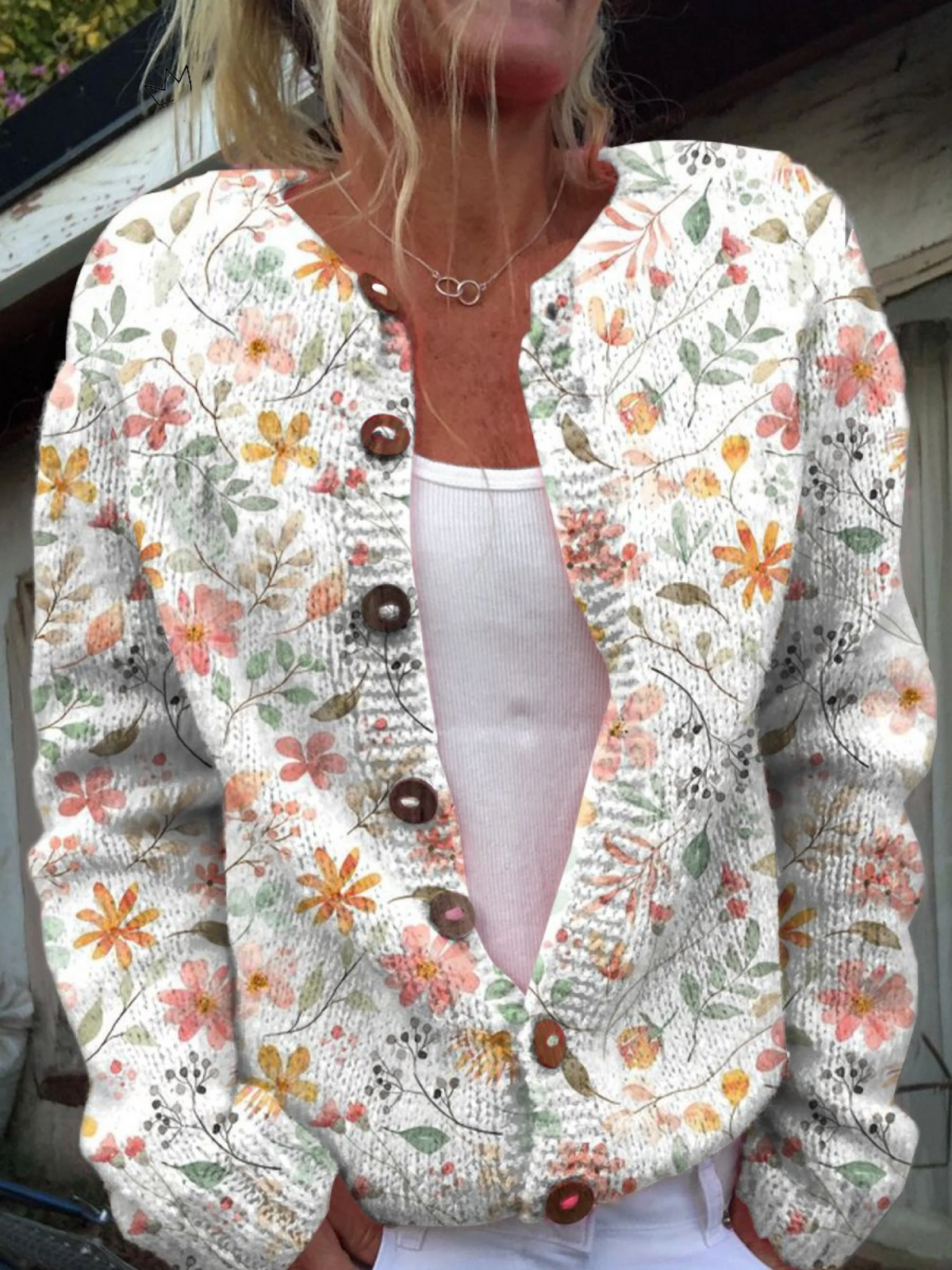 Strickjacke mit kleinem frischem Blumenprint und Knöpfen
