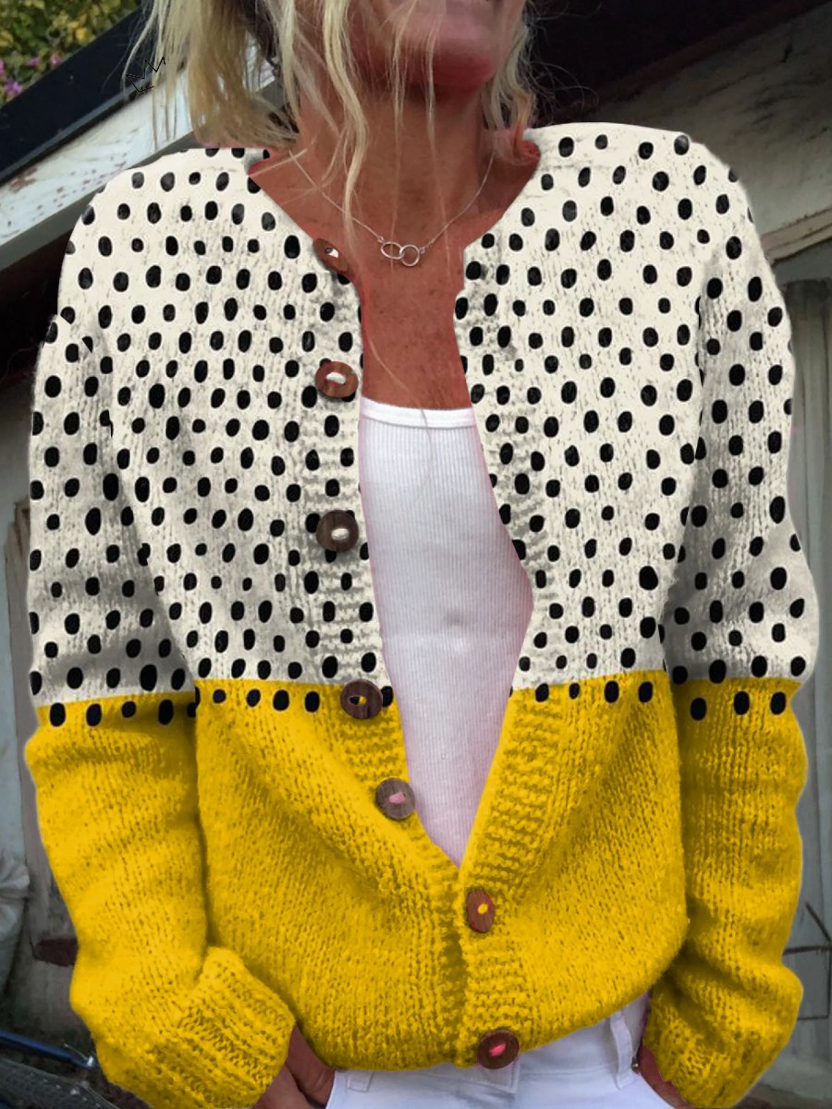 Gelbe gepunktete Strickjacke mit Print und Knöpfen